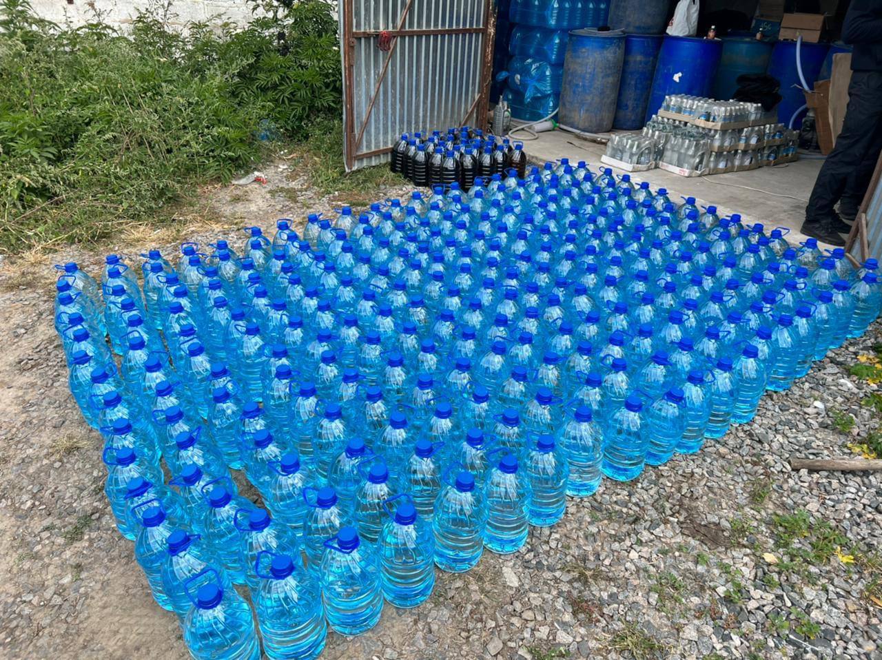 У Київській області викрили підпільне виробництво алкогольного фальсифікату.