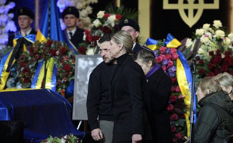 Президент Владимир Зеленский вместе с супругой Еленой на церемонии прощания.