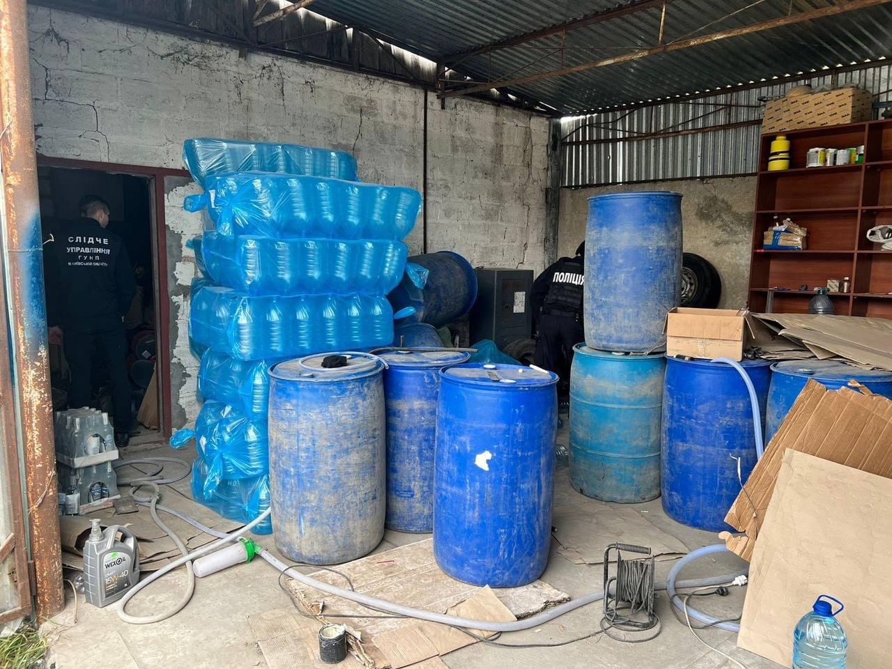 У Київській області викрили підпільне виробництво алкогольного фальсифікату.