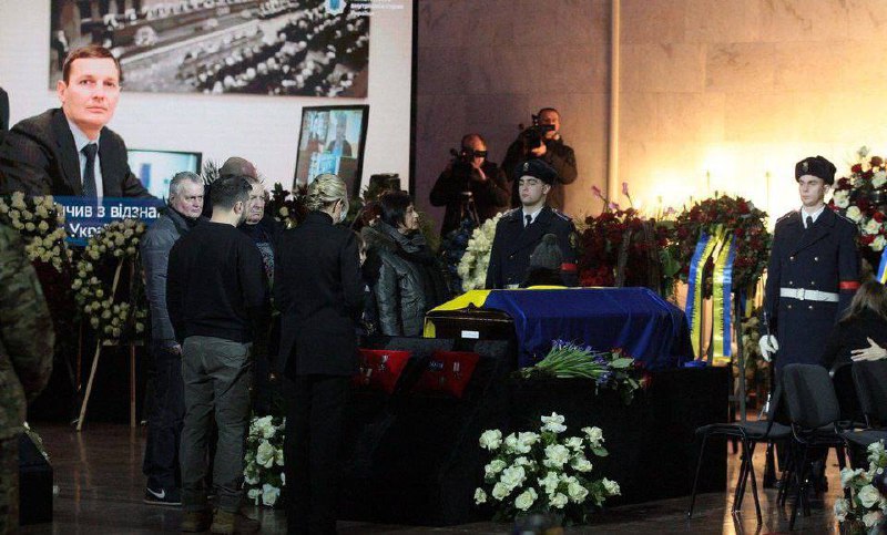 Президент Владимир Зеленский вместе с супругой Еленой на церемонии прощания.