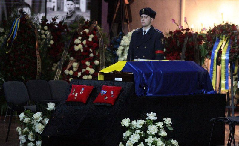 Гроб с телом погибшего.