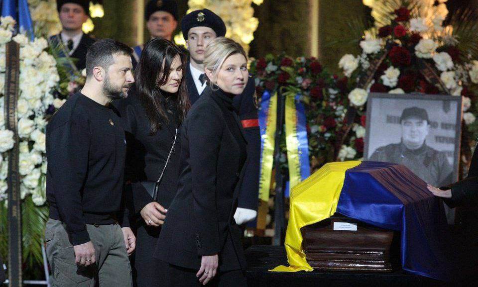 Президент Владимир Зеленский вместе с супругой Еленой на церемонии прощания.