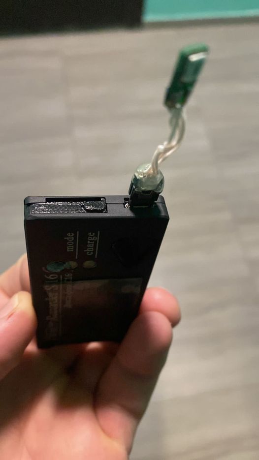 У Києві в ресторані під столами нібито виявили 10 підслуховувальних пристроїв.