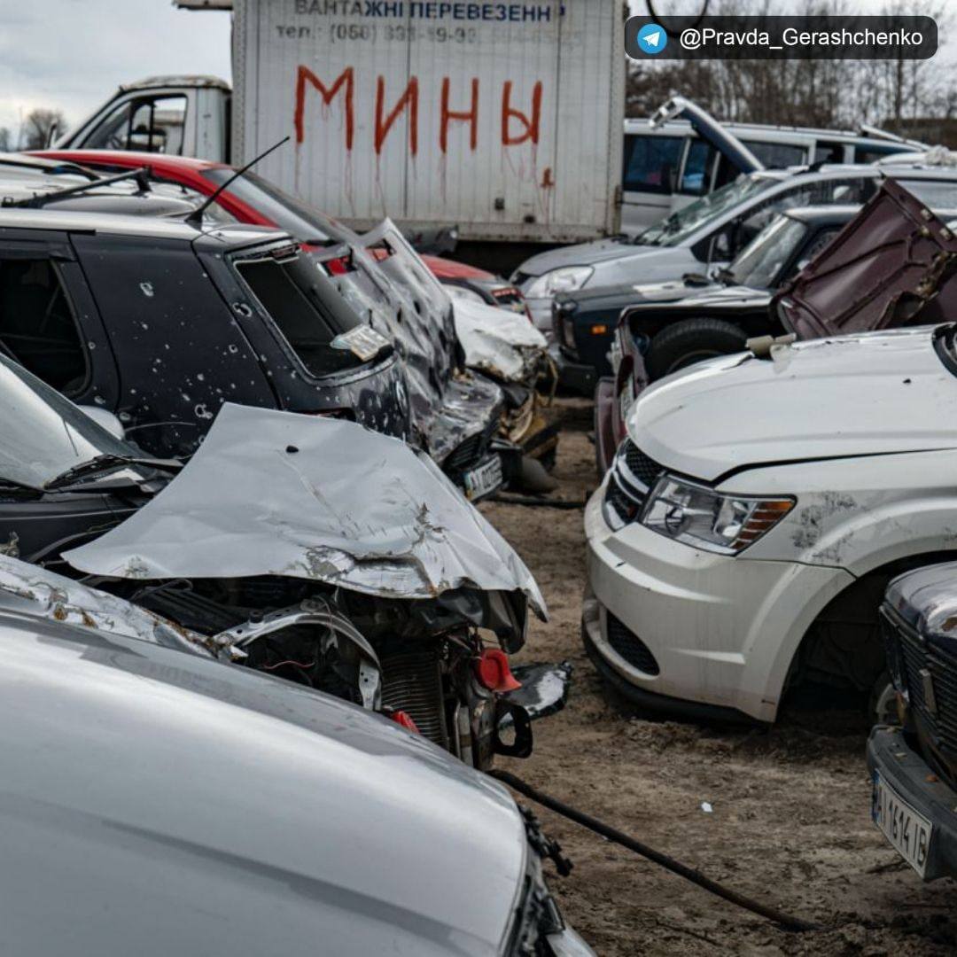 В Буче обнаружили кладбище расстрелянных автомобилей. || Фото: t.me/Pravda_Gerashchenko