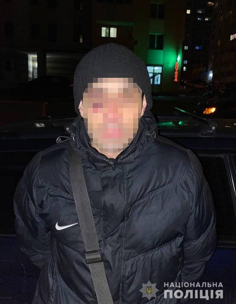 Киевлянин с товарищами ворвался в квартиру соседей, избив и ограбив их