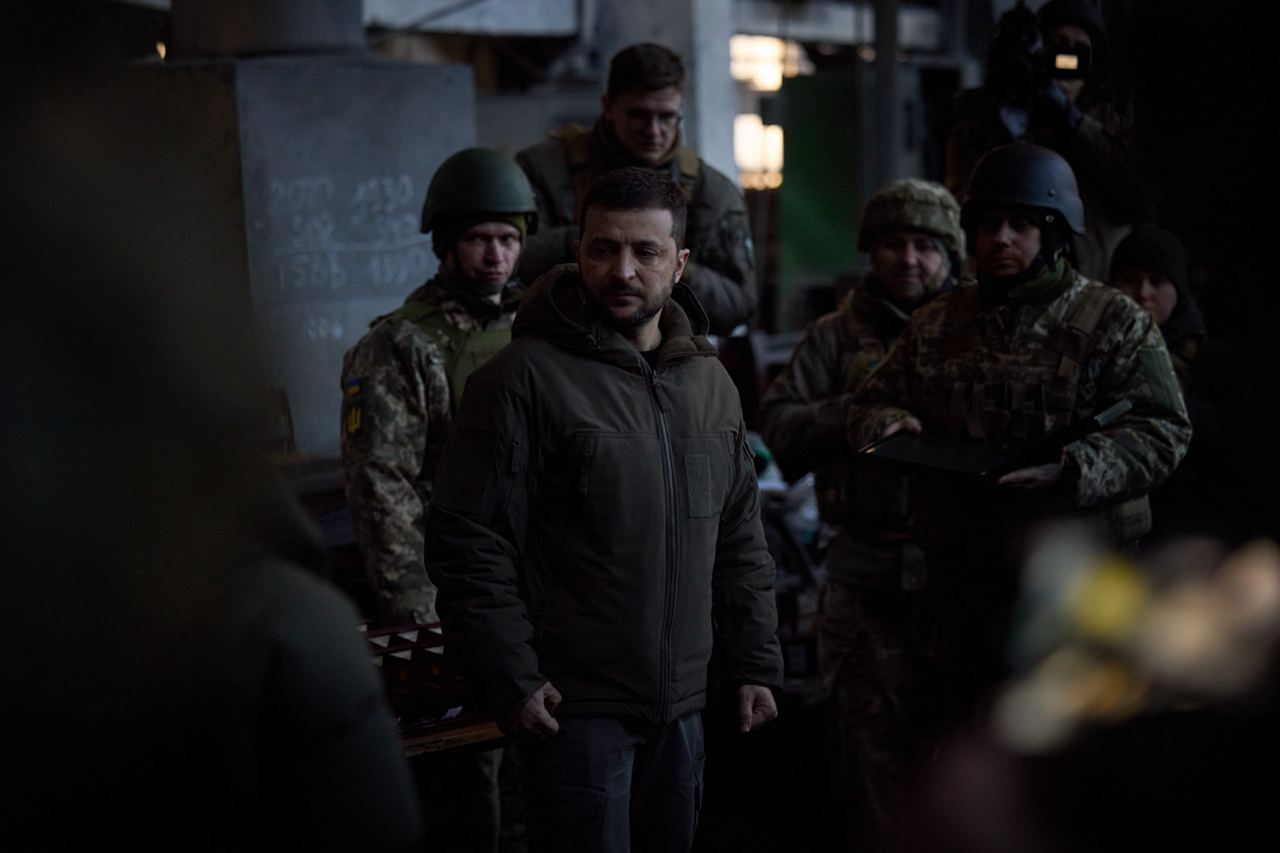 Володимир Зеленський відвідав Бахмут та нагородив українських захисників.