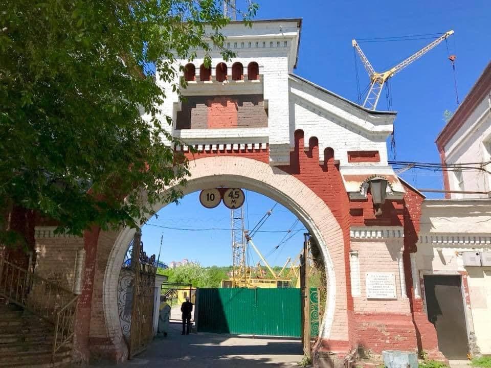 В Киеве сносят Демеевский промышленный комплекс.