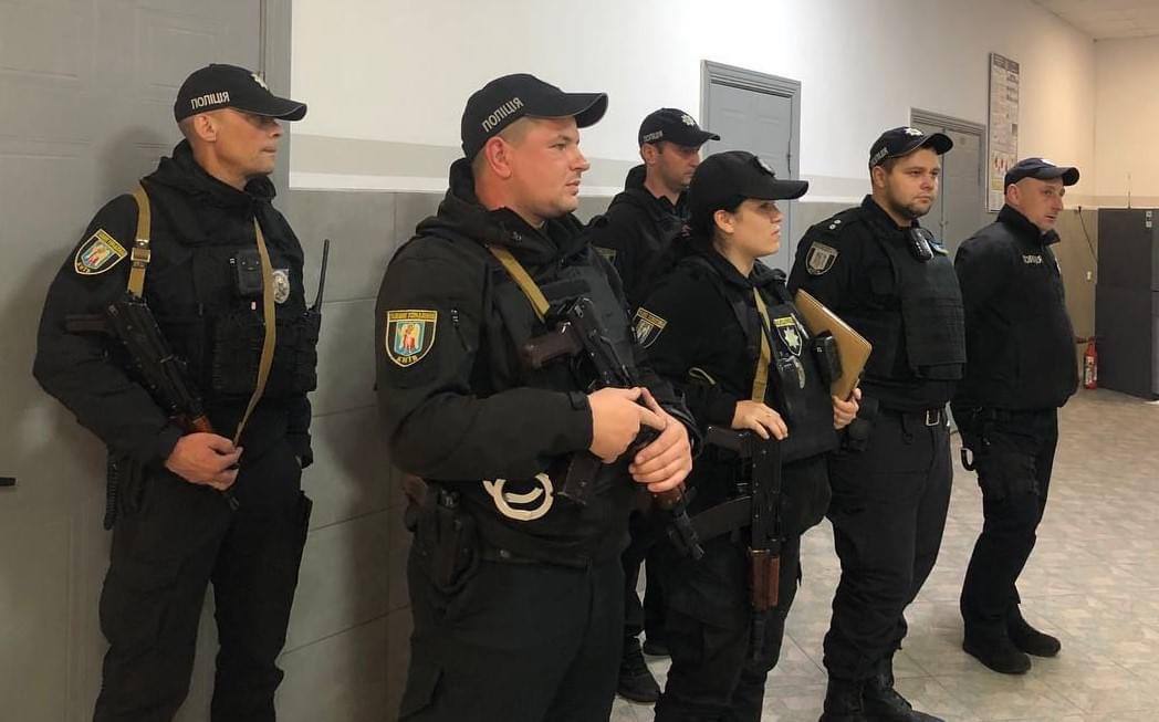 В Киеве вручают повестки мужчинам, которые нарушают комендантский час.