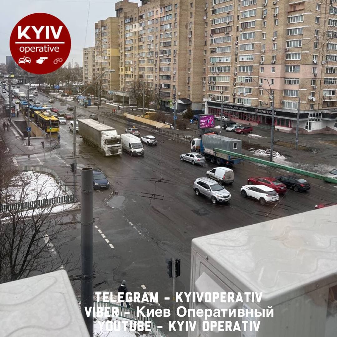 Біля станції метро Шулявська вантажівка порвала контактну лінію тролейбусів.