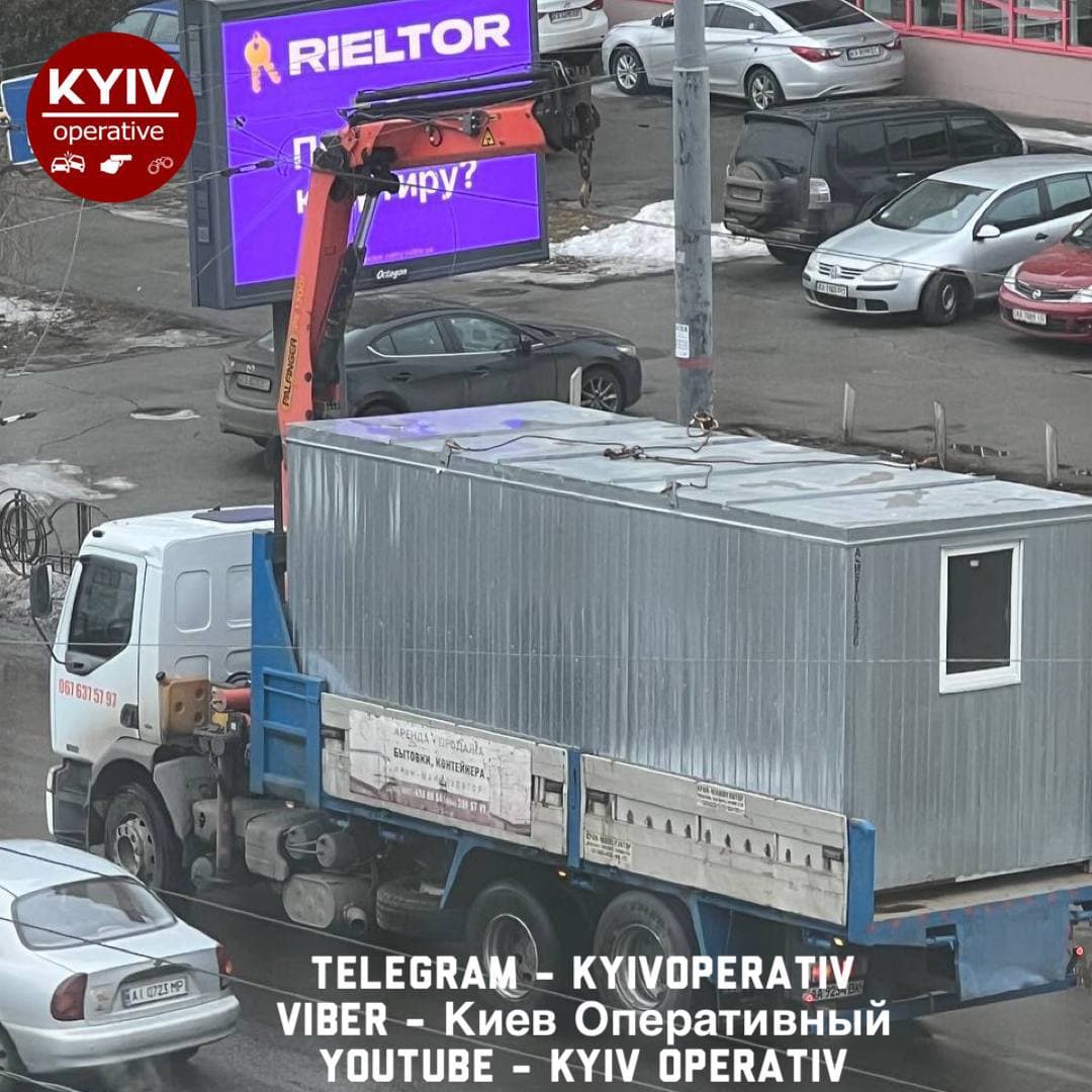 Біля станції метро Шулявська вантажівка порвала контактну лінію тролейбусів.