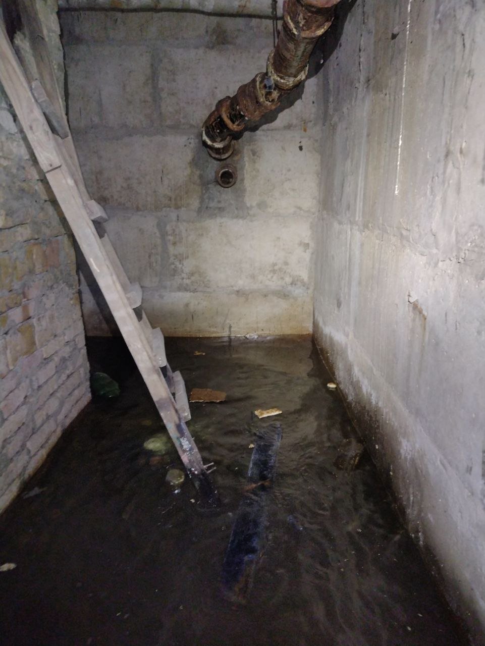 В центре Киева нашли полузатопленное укрытие.