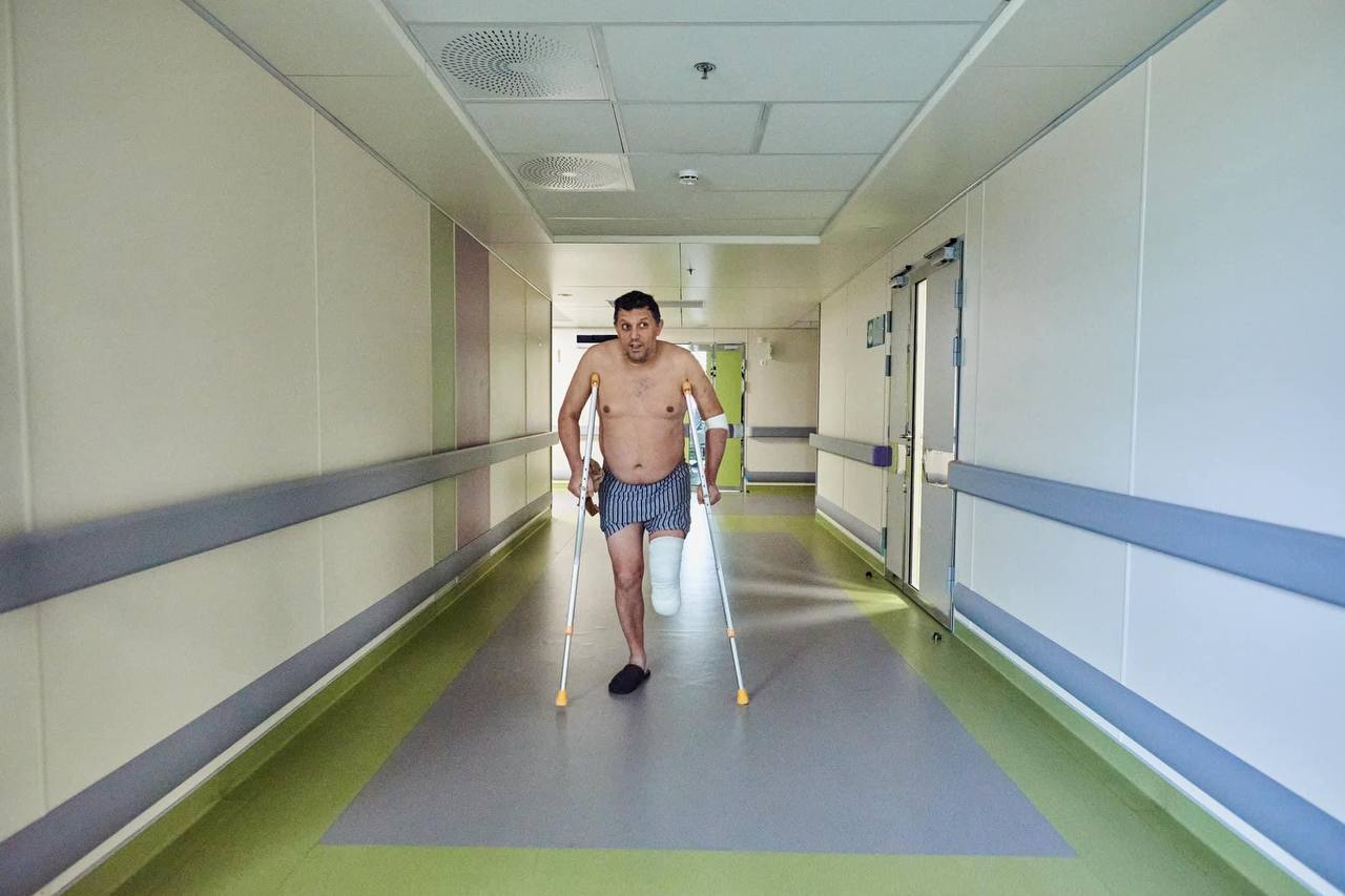 Столичні лікарі врятували чоловіка з Бучі, який втратив родину.