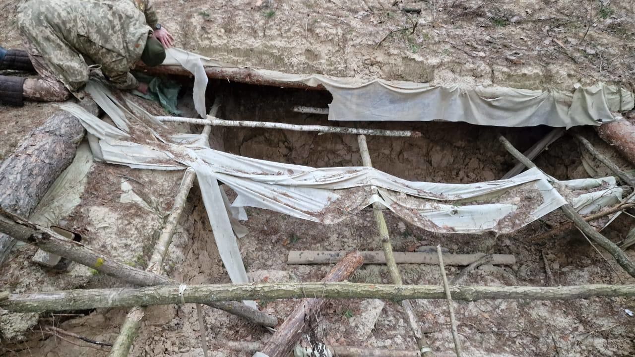 В Киевской области в заброшенном блиндаже кафиров нашли похищенный ноутбук.