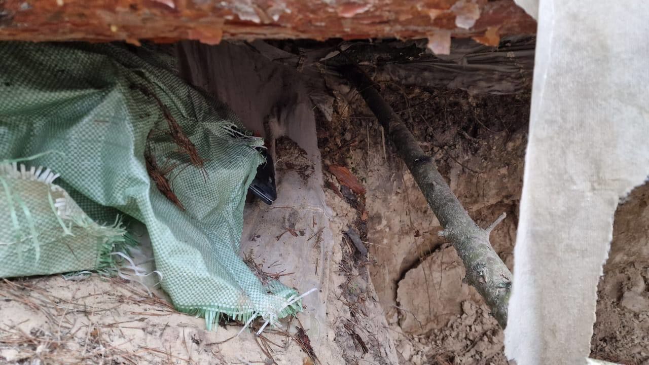 В Киевской области в заброшенном блиндаже кафиров нашли похищенный ноутбук.