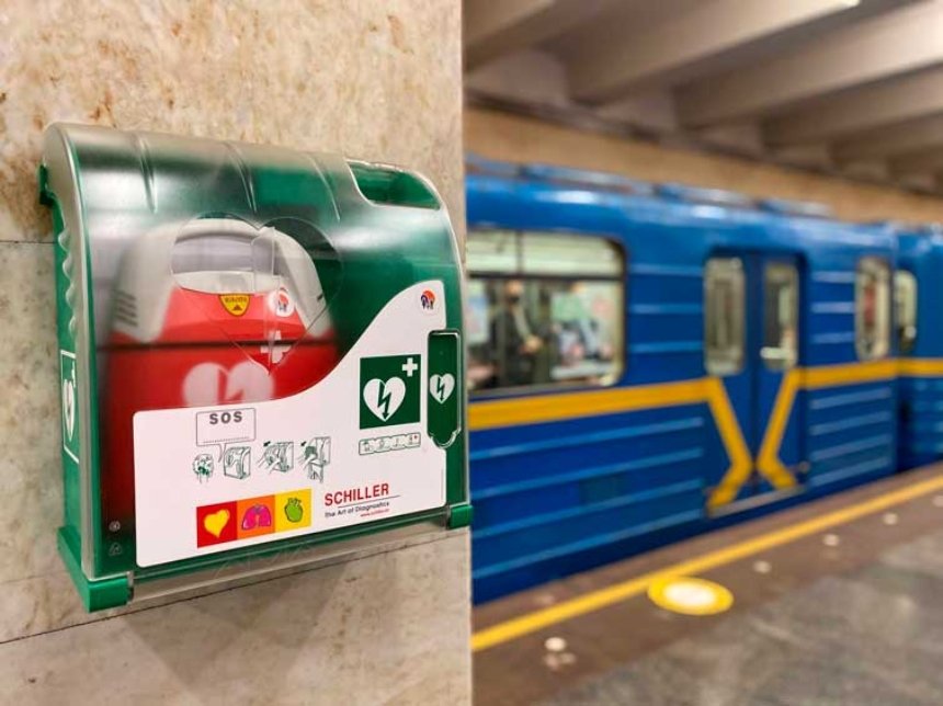 Дефибриллятор в метро.