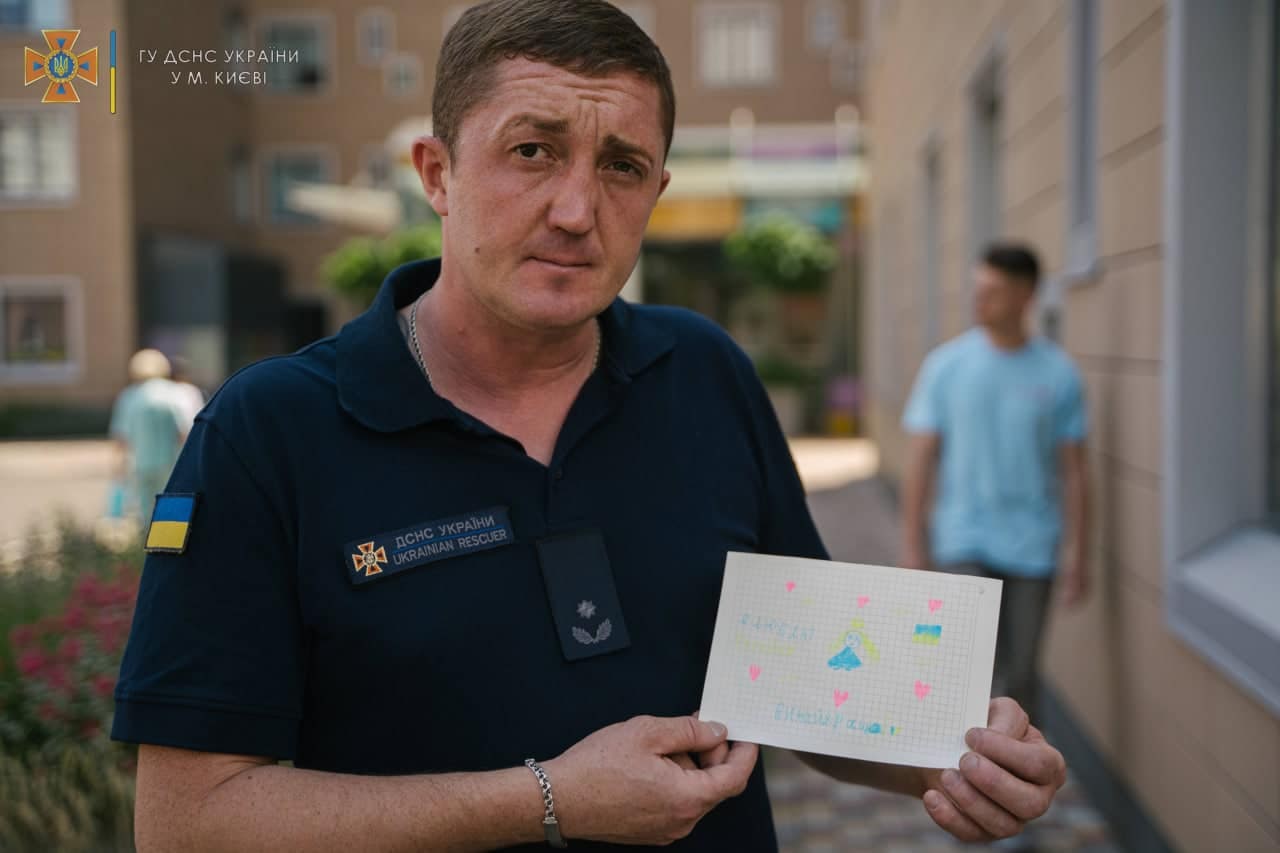 Рятувальники розповіли, як діставали 7-річну Женю з-під завалів будинку у Києві.