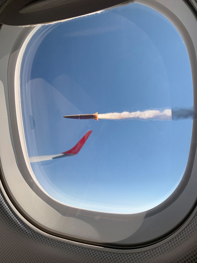 Українська художниця розклеїла наліпки у вигляді ракети на вікнах закордонного транспорту.