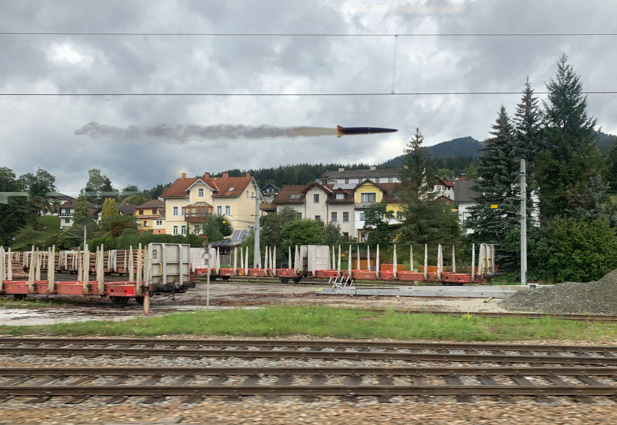 Українська художниця розклеїла наліпки у вигляді ракети на вікнах закордонного транспорту.