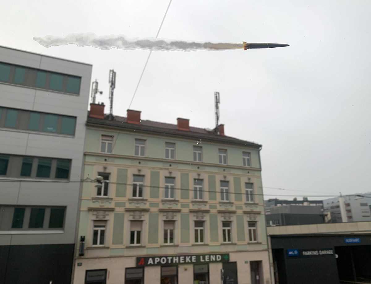 Українська художниця розклеїла наліпки у вигляді ракети на вікнах закордонного транспорту.