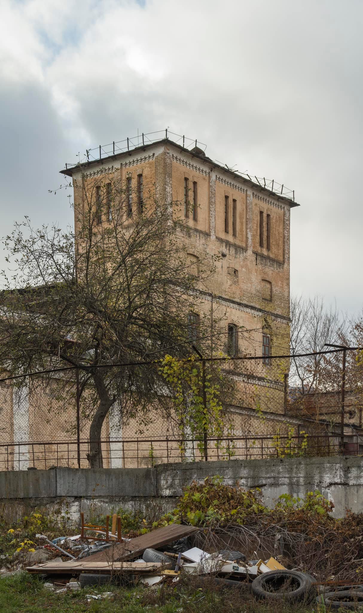 На Деміївці розбирають будівлі колишнього пивзаводу Шульца.