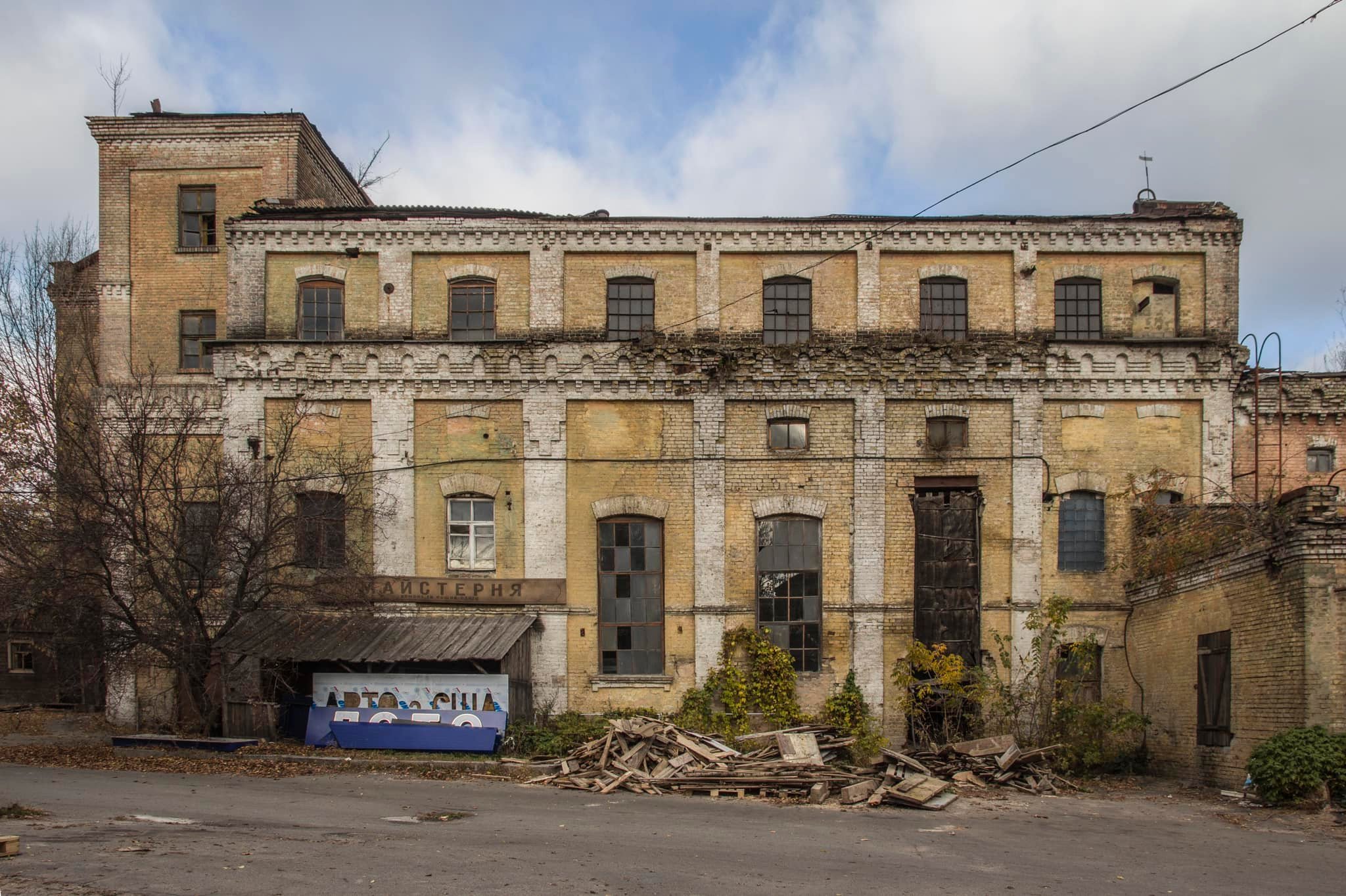 На Деміївці розбирають будівлі колишнього пивзаводу Шульца.