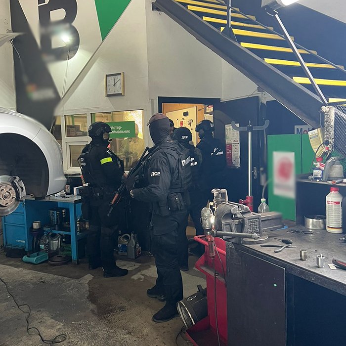 В Киеве владелец СТО продавал внедорожники, переданные для ВСУ.