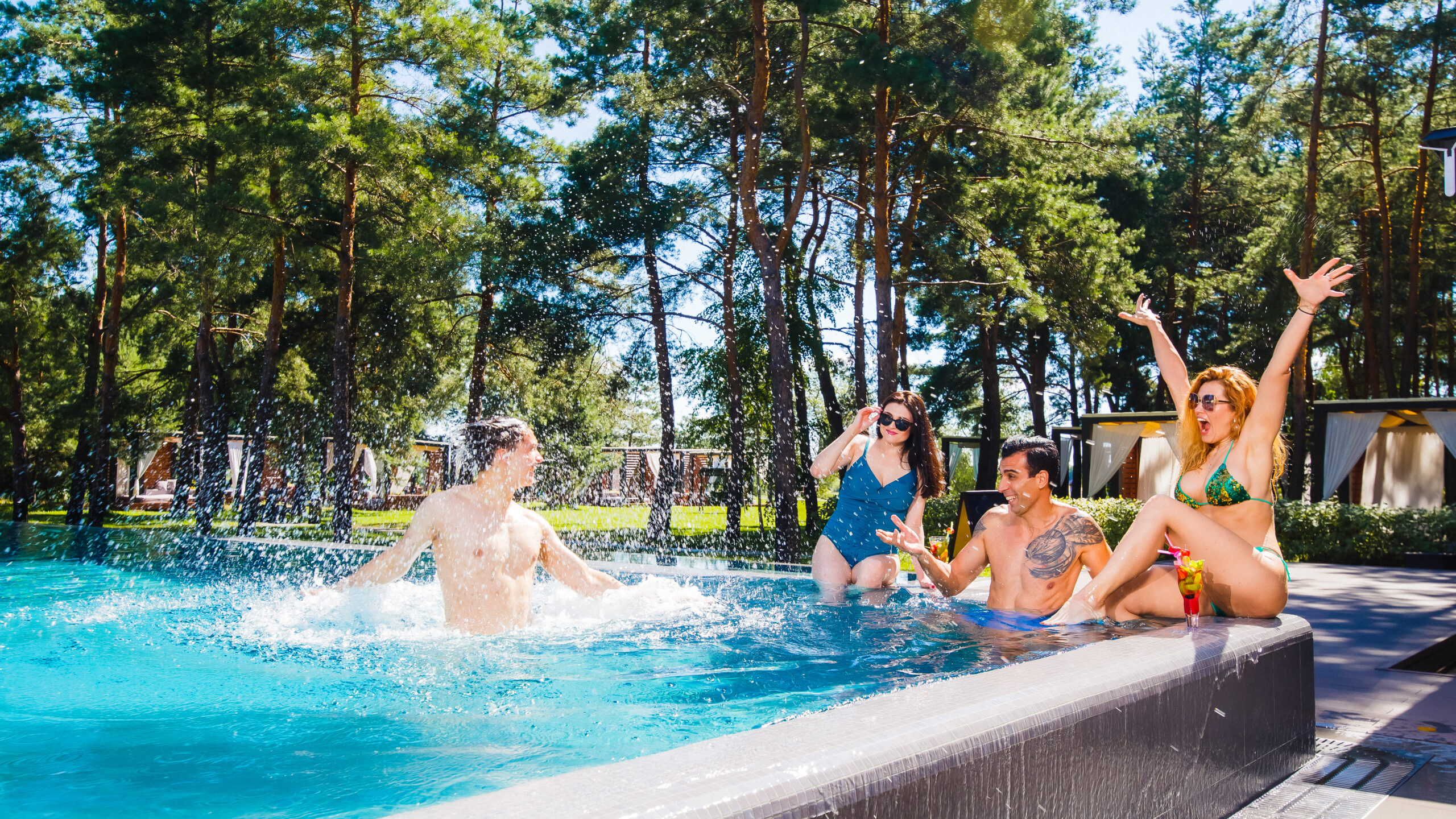 Пляжные клубы с бассейнами в Киевской области.