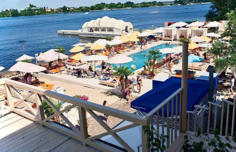 Пляжные клубы с бассейнами в Киевской области.