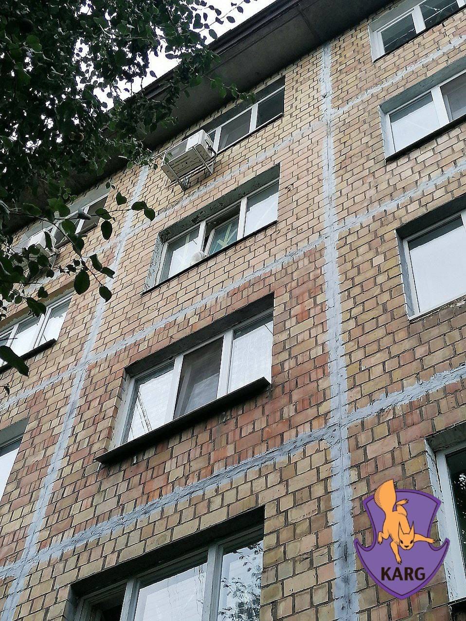 На Нивках врятували кота, що застряг у вікні 4-го поверху.