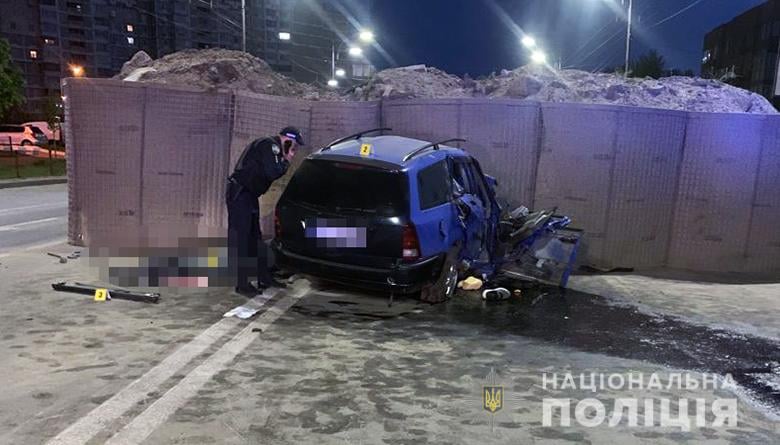 На Троещине водитель легковушки на большой скорости влетел в блок-пост. || Фото: полиция Киева