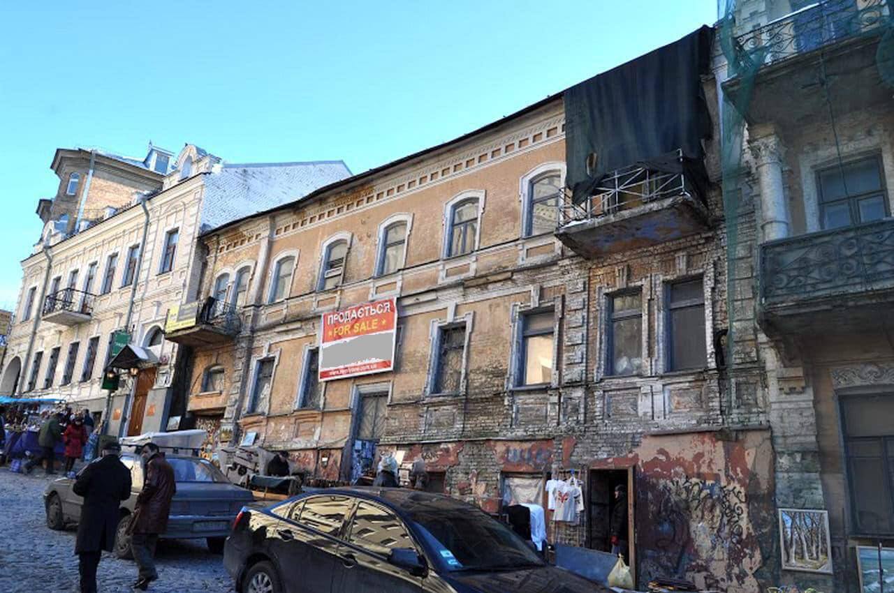 На Андріївському узвозі незаконно розбирають пам’ятку архітектури.