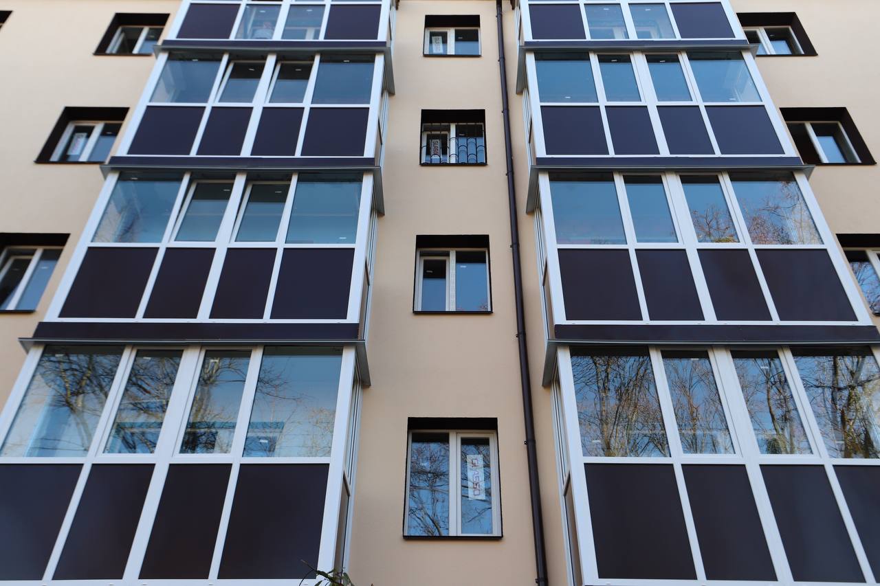 У Києві відремонтували частину багатоповерхівок, пошкоджених російськими обстрілами.