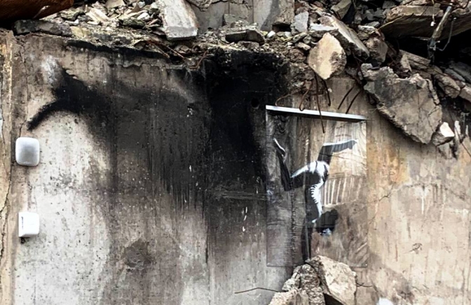 Граффити Бэнкси в Бородянке защитили стекло и взяли под охрану.