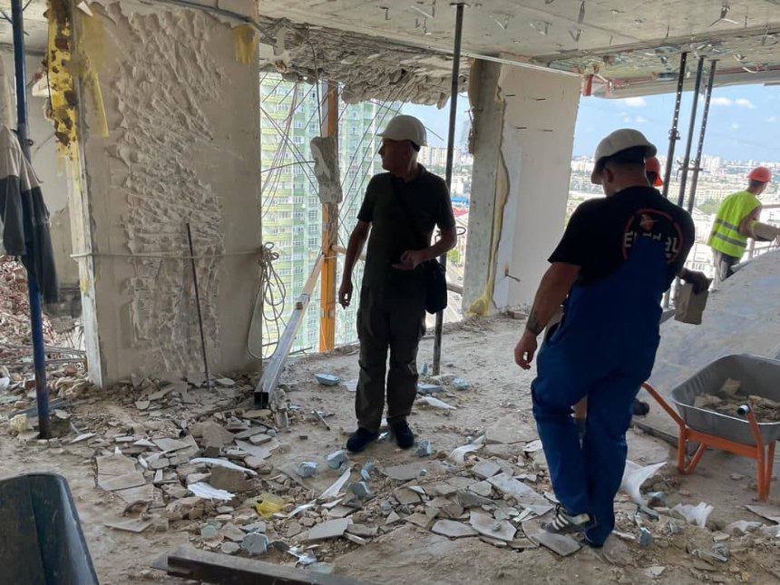 Як відновлюють будинок на проспекті Лобановського, пошкоджений російською ракетою.