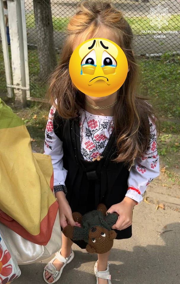 Столичні патрульні допомогли маленькій дівчинці, яка загубилась у великому місті.
