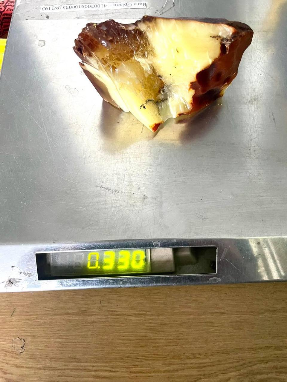 Киевские таможенники изъяли необычный 15-сантиметровый драгоценный камень.