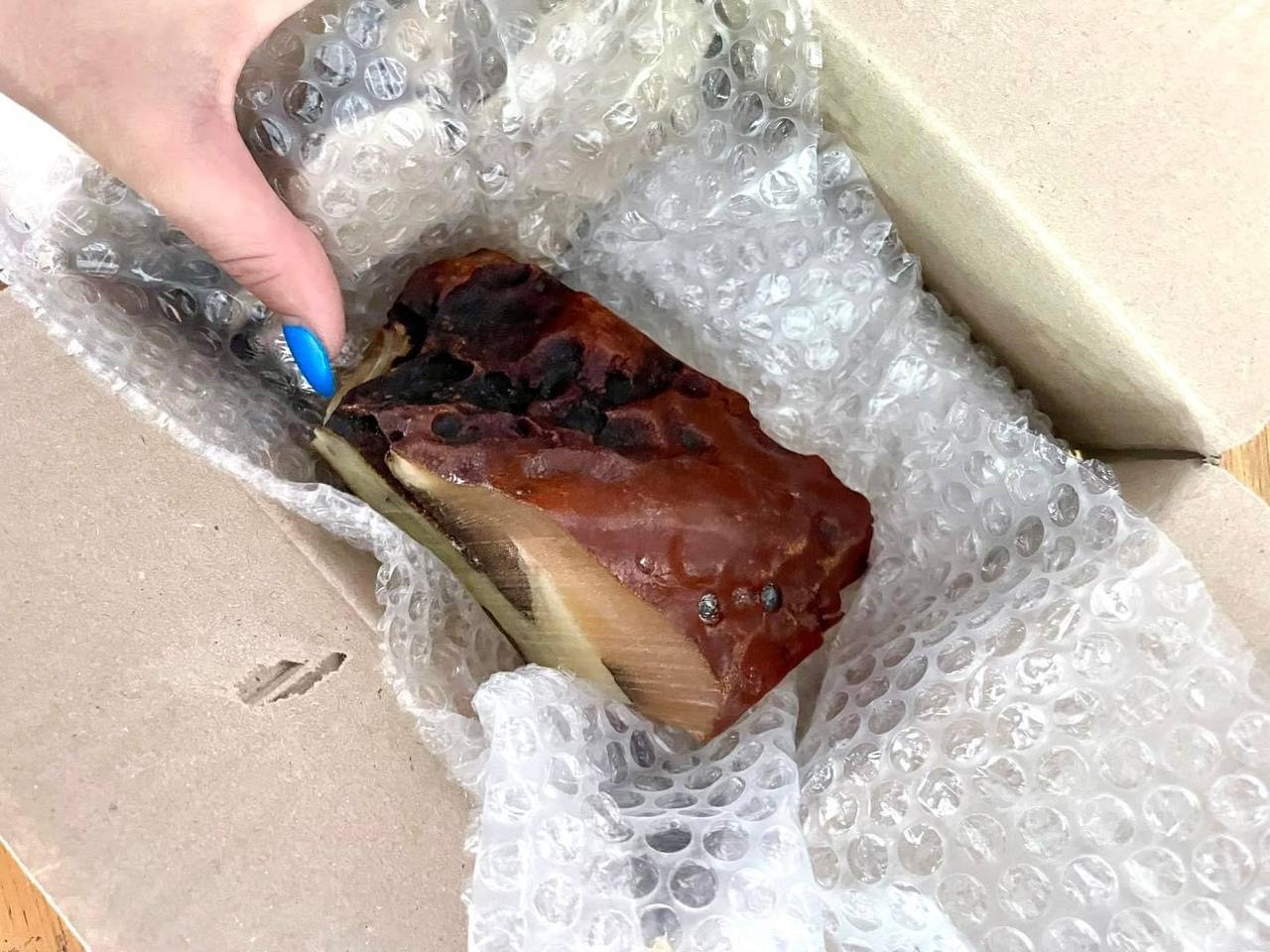 Киевские таможенники изъяли необычный 15-сантиметровый драгоценный камень.