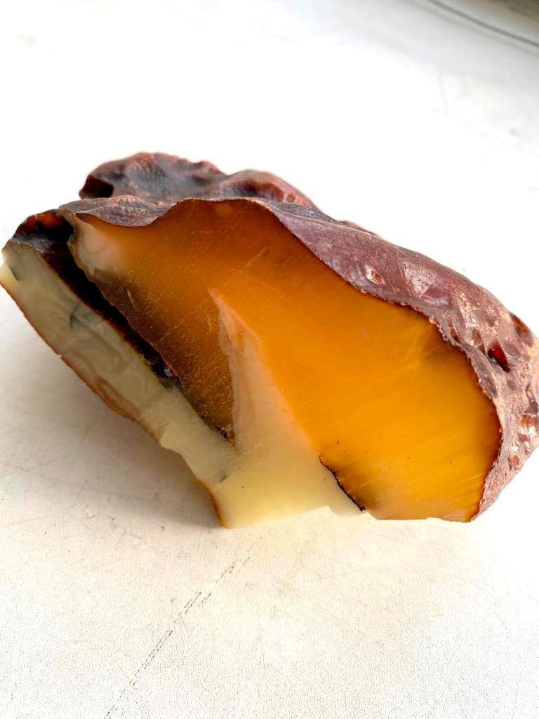 Киевские таможенники изъяли необычный 15-сантиметровый драгоценный камень.