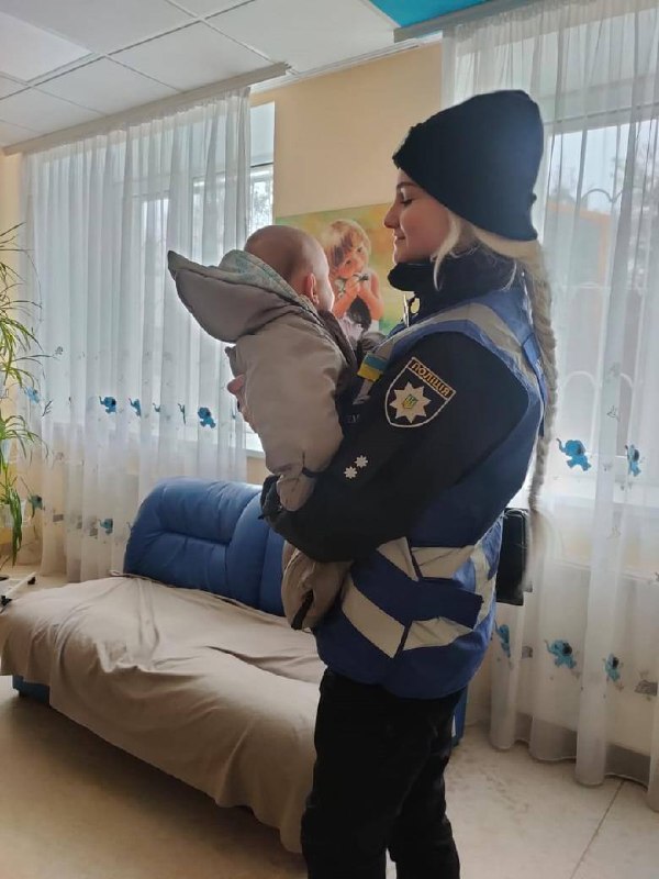 На Троещине из-за антисанитарии из семьи забрали троих голодных детей.