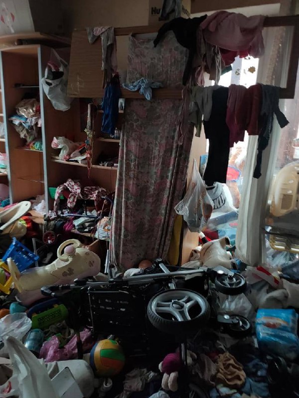 На Троещине из-за антисанитарии из семьи забрали троих голодных детей.