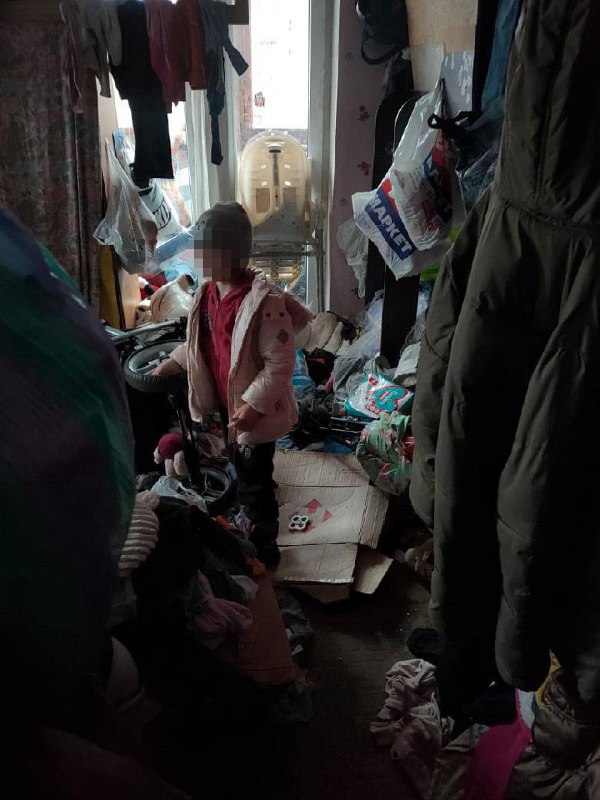 На Троещине из-за антисанитарии из семьи забрали троих голодных детей.