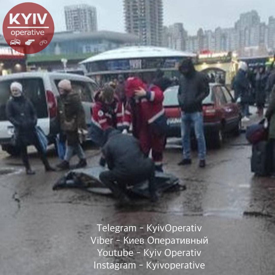 У входа в метро "Вокзальная" обнаружено тело мужчины || Фото: Киев Оперативный
