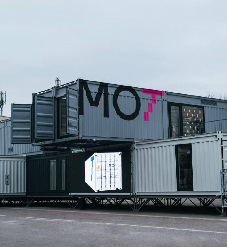 На Контрактовій площі відкрили культурний простір "Модуль тимчасовості".