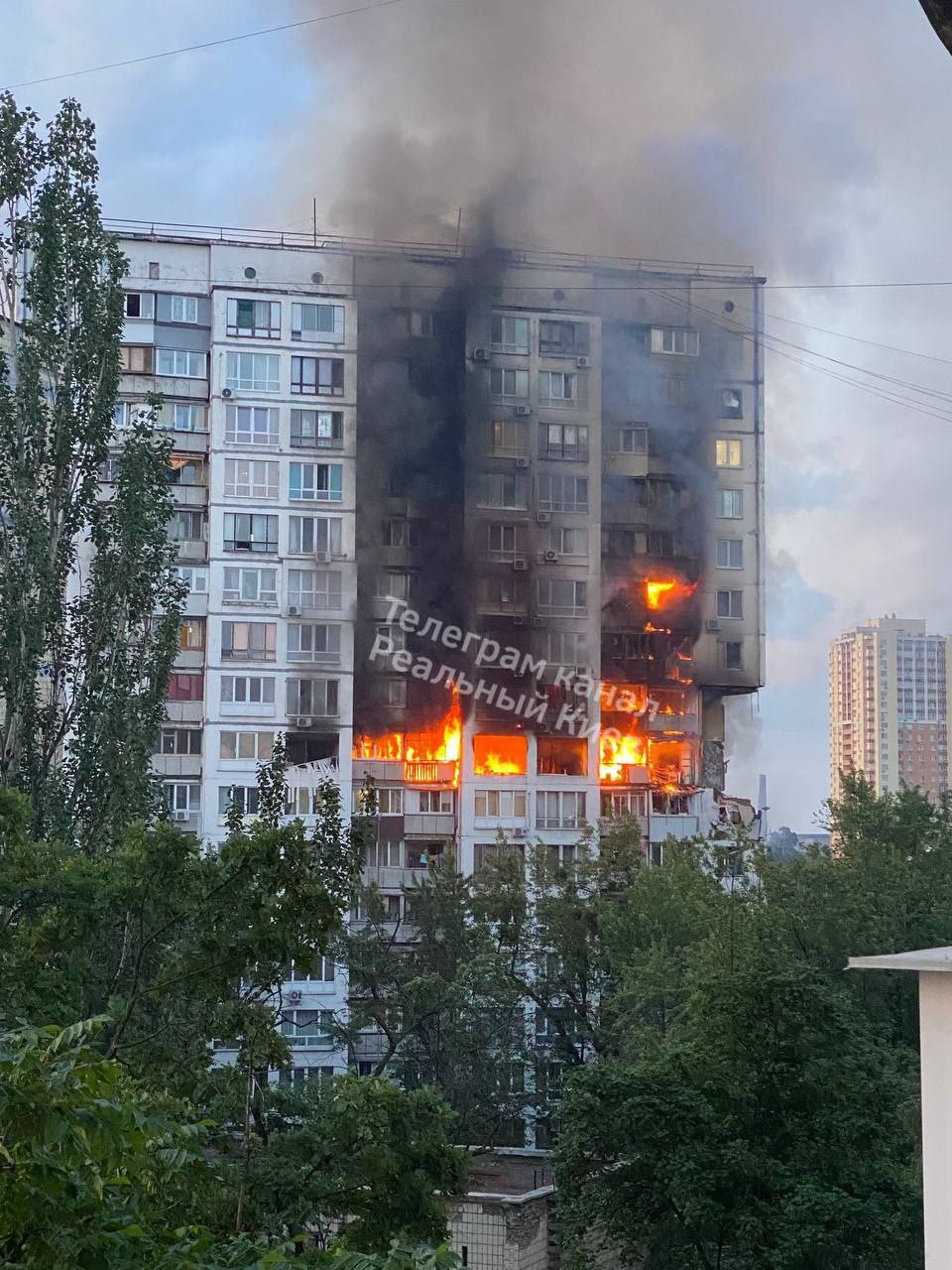 В 16-этажном доме на улице Малышко мощнейший взрыв газа, есть погибшие -  фото и видео - Киев Vgorode.ua