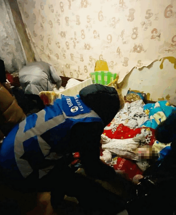 На Оболони полицейские изъяли из квартиры, заваленной мусором, троих детей.