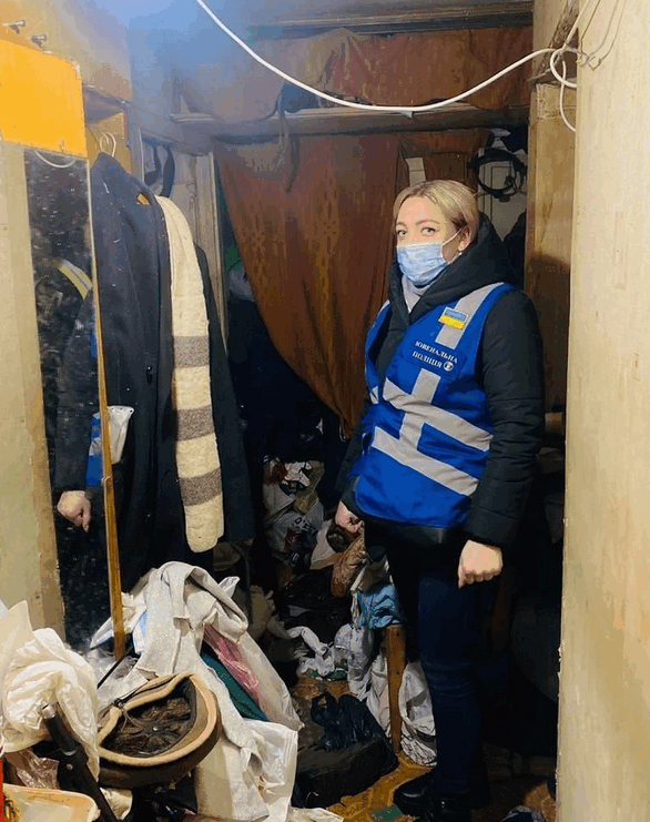 На Оболони полицейские изъяли из квартиры, заваленной мусором, троих детей.