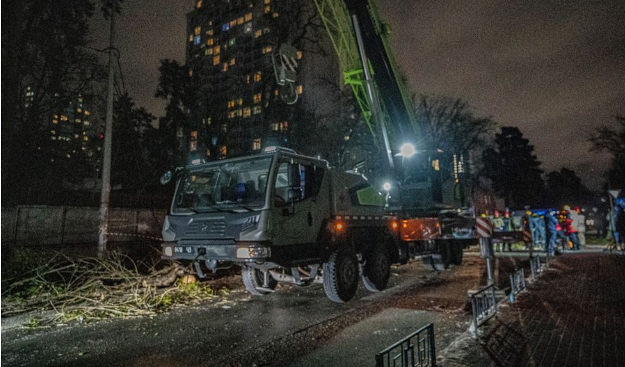 Дерево упало на машину в Святошинском районе и убило водителя - Киев  Vgorode.ua