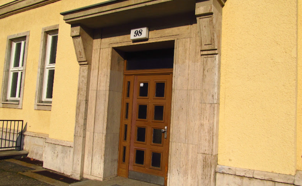 Вход в подъезд в восточном Берлине.