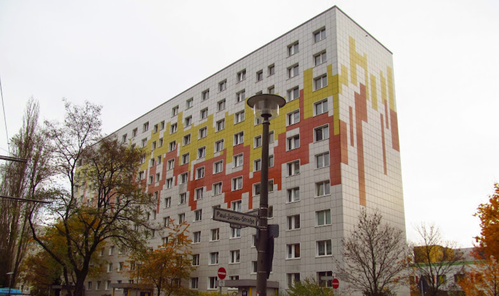 Многоэтажный дом в восточном Берлине.