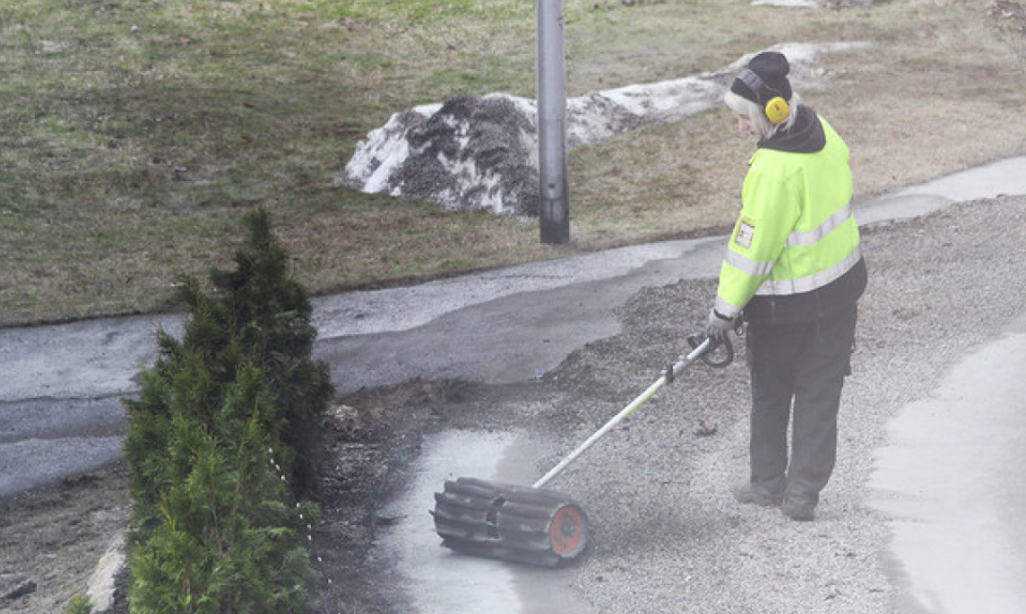 Посыпать улицы зимой гранитной крошкой: что стоит взять в пример Киеву у Европы.